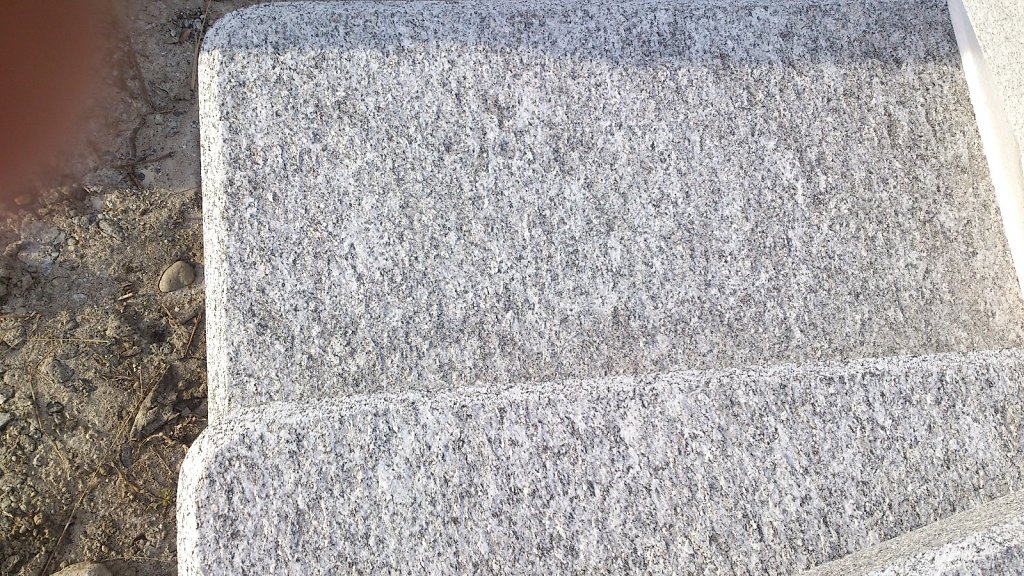 06-Granittisch-Moderno-Detail-Geflammtori.jpg