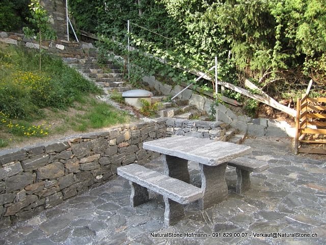 Calanca-Grotto-Tisch-Roald.jpg